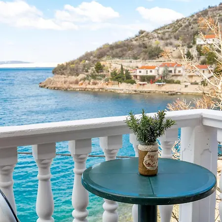 Апартаменты Cozy In Starigrad With House Sea View *